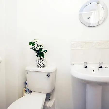 Holiday home Self Check-in, Wifi, Parking, 7mins To City, Garden *