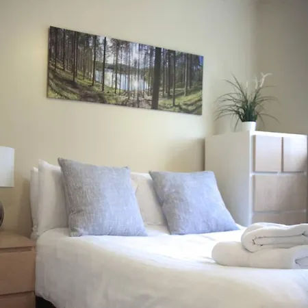 Holiday home Self Check-in, Wifi, Parking, 7mins To City, Garden