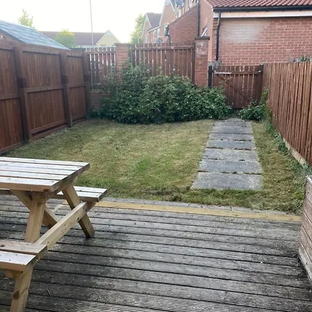 Holiday home Self Check-in, Wifi, Parking, 7mins To City, Garden *