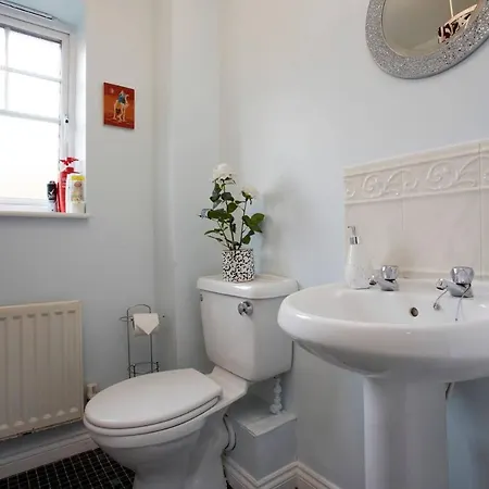 Self Check-in, Wifi, Parking, 7mins To City, Garden *