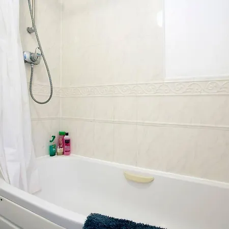 Self Check-in, Wifi, Parking, 7mins To City, Garden Λιντς