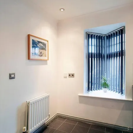 Self Check-in, Wifi, Parking, 7mins To City, Garden Holiday home *