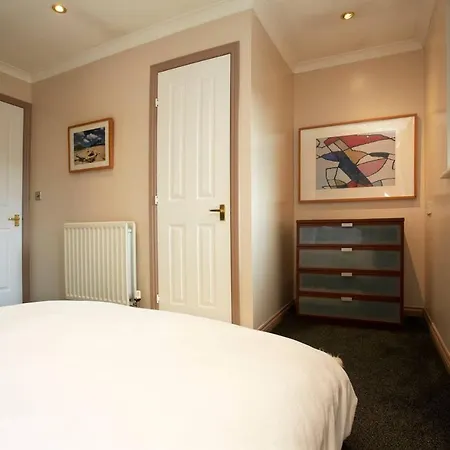 Self Check-in, Wifi, Parking, 7mins To City, Garden Λιντς