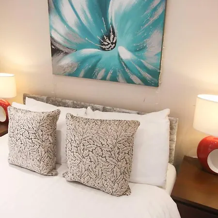 Holiday home Self Check-in, Wifi, Parking, 7mins To City, Garden Leeds (West Yorkshire)
