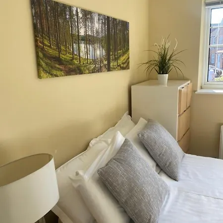 Self Check-in, Wifi, Parking, 7mins To City, Garden * Leeds (West Yorkshire)